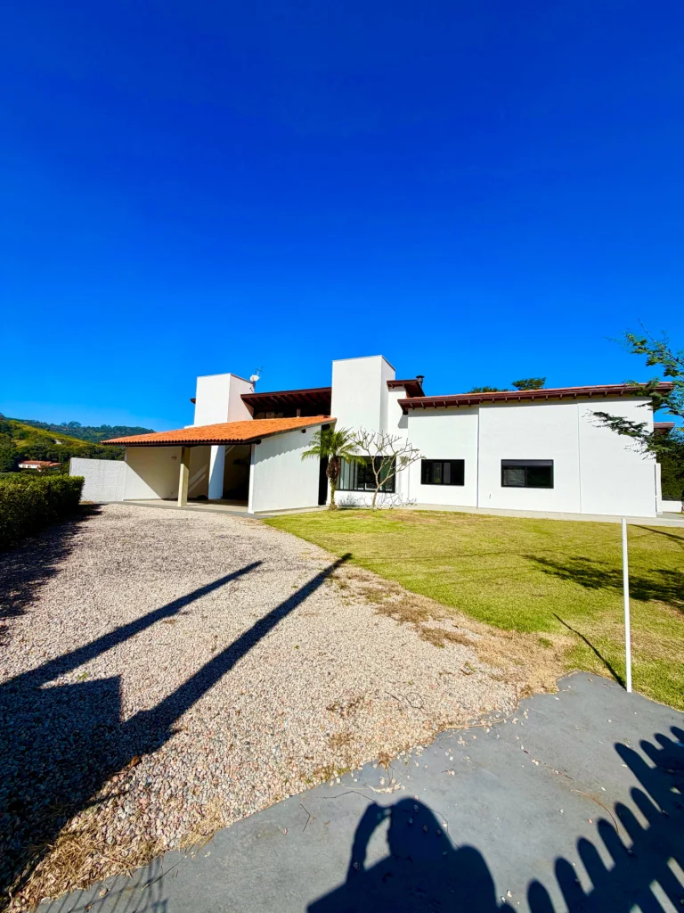 RESIDÊNCIA MODERNA COM FACHADA DE VIDRO E VISTA PARA MATA ATLÂNTICA
